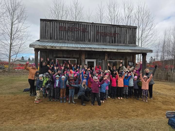 Un groupe d'enfants en visite au refuge